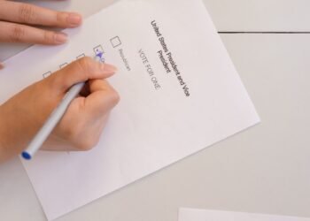 2026 Political Polling Methods Guide — 2026 Political Polling Methods: Essential Beginner's Guide — Photo by Mikhail Nilov on Pexels